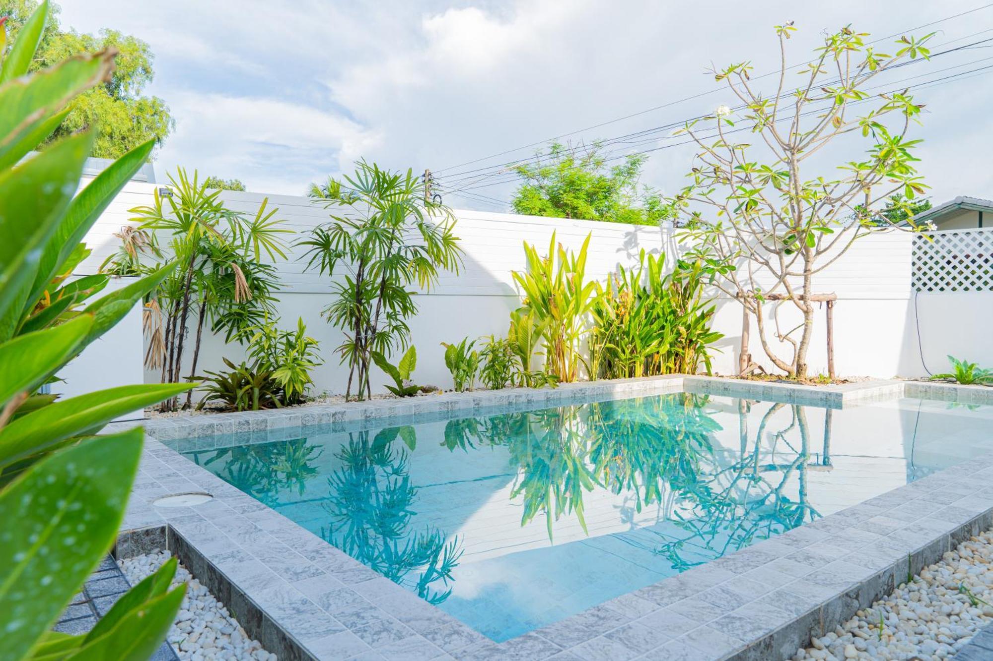 Tenki Poolvilla Surin